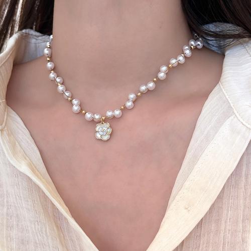 Collier en laiton, avec perle de plastique, fleur, Placage de couleur d'or, pour femme & émail, blanc, Longueur 45 cm, Vendu par PC