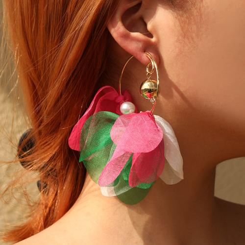 Bijoux boucles d'oreilles, tissu, avec perle de plastique & alliage de zinc, fleur, bijoux de mode, plus de couleurs à choisir, 102x104mm, Vendu par paire