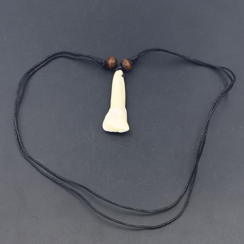 Collier résine, Fil de coton, avec bois & résine, Dent, Réglable & pour homme, about:70-40x16x10mm, Longueur Environ 44-86 cm, Vendu par PC