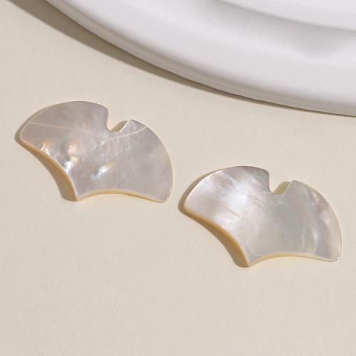 White Lip Shell Hanger, Ginkgo Leaf, DIY, wit, 30x13mm, Verkocht door PC