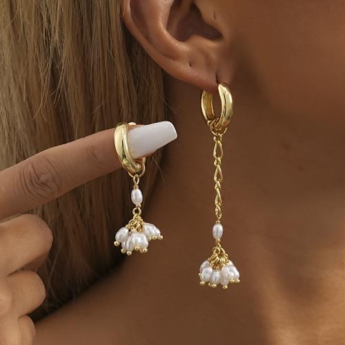 Boucles d'oreilles asymétriques, laiton, avec perle de plastique, Placage de couleur d'or, bijoux de mode, doré, protéger l'environnement, sans nickel, plomb et cadmium, Vendu par paire