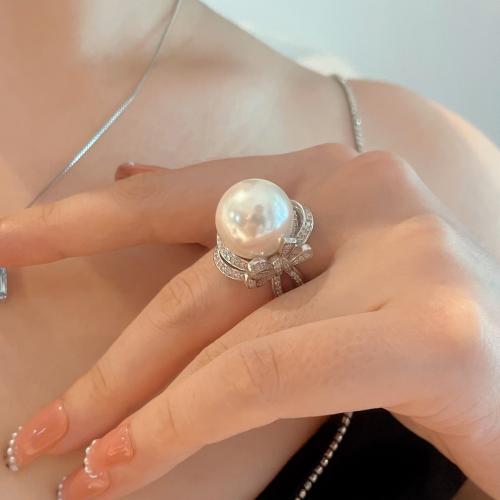 Bague en laiton, avec Shell Pearl, bijoux de mode & pour femme & avec strass, argent, Inner diameter 17mm, Vendu par PC