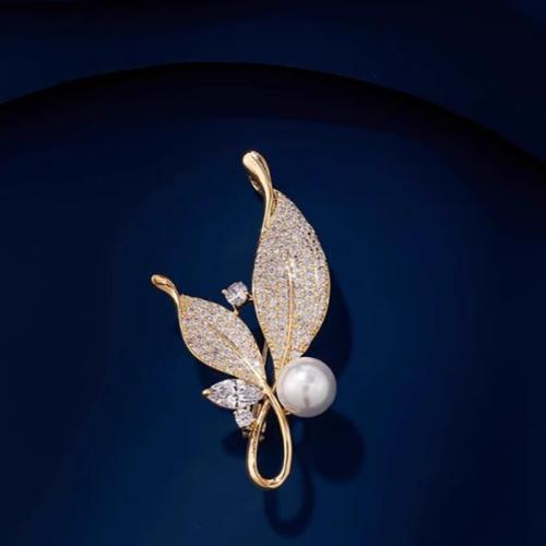 Zinc Alloy Brooches with Plastic Pearl plated for woman & with rhinestone golden Sold By PC