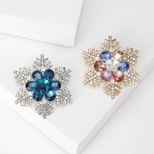 Broches de Noël, alliage de zinc, flocon de neige, Placage, Conception de Noël & pour femme & avec strass, plus de couleurs à choisir, protéger l'environnement, sans nickel, plomb et cadmium, 40x45mm, Vendu par PC