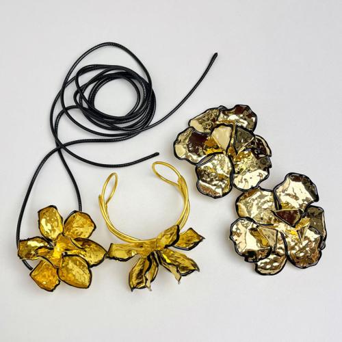 Conjuntos de jóias de liga de zinco, Flor, banhado, Vario tipos a sua escolha & para mulher & esmalte, dourado, Earrings: diameter approx. 8cm; Necklace: length about 117cm; The flowers are 7.5x5.7cm in diameter., vendido por PC