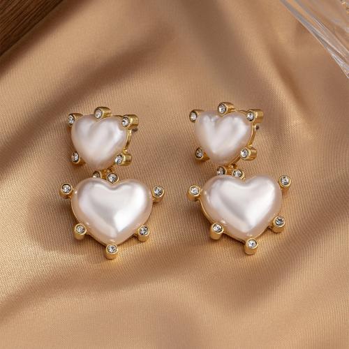 Pendientes de Perno de Aleación de Zinc, con Perlas plásticas, Corazón, chapado, Micro pavé con 17 zirconia cúbica & para mujer, dorado, Vendido por Par