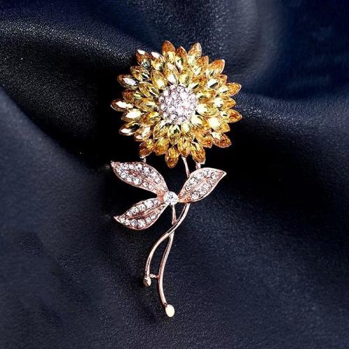 Zinc Alloy Brooches for woman & with rhinestone golden Sold By PC