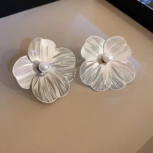 Pendientes de Perno de Aleación de Zinc, con Perlas plásticas, Flor, chapado, Joyería & para mujer & hueco, más colores para la opción, 52x52mm, Vendido por Par