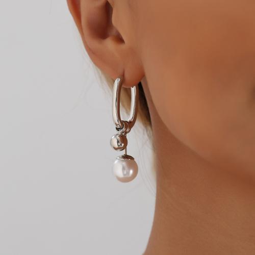 alliage de zinc Boucles d'oreilles asymétriques, avec perle de plastique, Placage de couleur platine, pour femme & creux, Vendu par paire