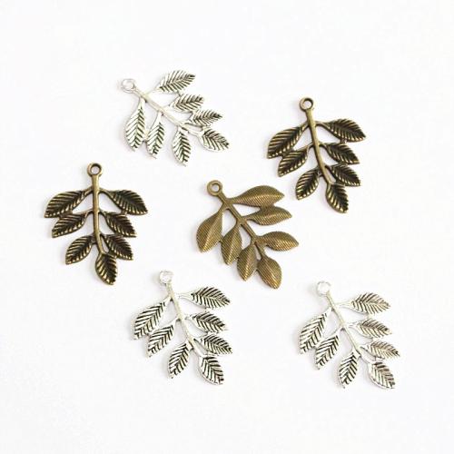 Pendants Sinc Alloy Leaf, plátáilte, DIY, dathanna níos mó le haghaidh rogha, 35x27.50mm, 50ríomhairí pearsanta/Mála, Díolta De réir Mála