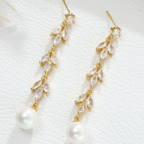 Boucles d'oreilles en laiton zircon cubique pavent, avec Shell Pearl, bijoux de mode & pavé de micro zircon & pour femme, doré, 50x10mm, Vendu par PC