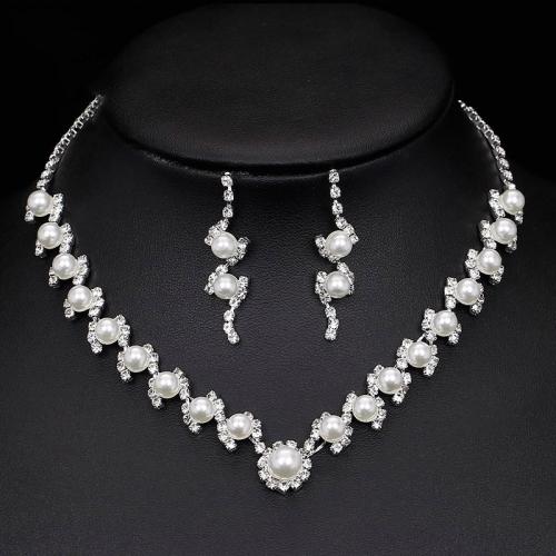 Parures de bijoux en alliage zinc, Boucle d’oreille stud & collier, alliage de zinc, avec perle de plastique, Placage, pour femme & avec strass, argent, Necklace: 30 and 15CM tail chain earrings: 1.5*4.5CM, Vendu par fixé