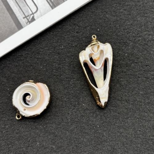 Naturlig Trumpet Shell Pendler, med Trumpet Shell & Messing, guldfarve belagt, du kan DIY & forskellig størrelse for valg, flere farver til valg, Solgt af PC