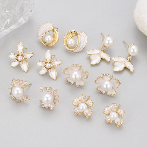 Messing Stud ørering, med Plastic Pearl, guldfarve belagt, forskellige stilarter for valg & for kvinde & emalje & med rhinestone, flere farver til valg, nikkel, bly & cadmium fri, Solgt af par