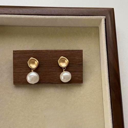 Freshwater Pearl Earrings Zinc Alloy with Freshwater Pearl Vacuum Ion Plating for woman Sold By Pair