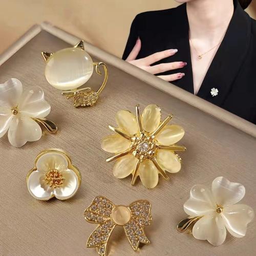 aleación de zinc broche, con resina, chapado en color dorado, diferentes estilos para la opción & para mujer & con diamantes de imitación, brooch length 10-20mm, Vendido por UD