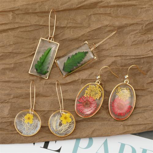 Autocollant époxyde Boucle d'oreille goutte, avec Fleurs séchées & alliage de zinc, Placage de couleur d'or, styles différents pour le choix & pour femme, earring length 50-60mm, Vendu par paire