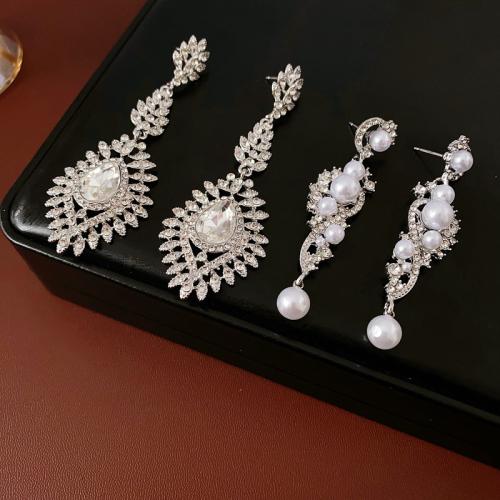 aleación de zinc Pendientes con Colgantes, con Perlas plásticas, chapado en color de plata, diferentes estilos para la opción & para mujer & con diamantes de imitación, Vendido por Par