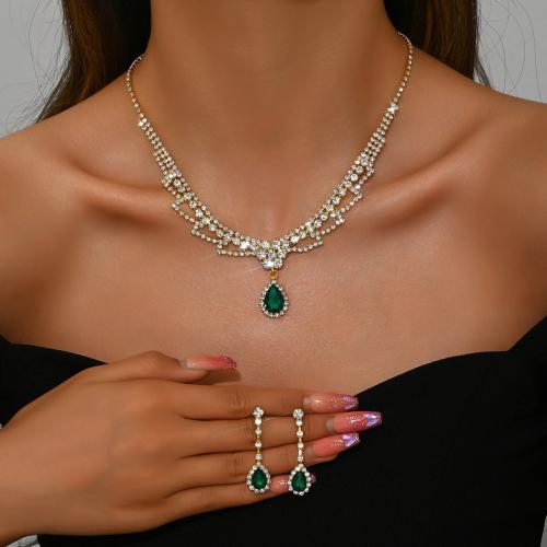 Sárgaréz Jewelry Set, fülbevaló & nyaklánc, galvanizált, 2 darab & a nő & strasszos, több színt a választás, Által értékesített Set