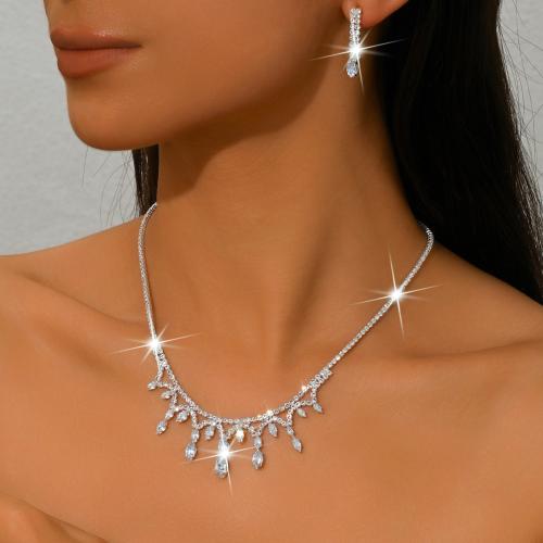 Sárgaréz Jewelry Set, fülbevaló & nyaklánc, ezüst színű bevonattal, 2 darab & a nő & strasszos, több színt a választás, Által értékesített Set