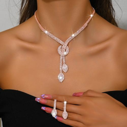 Sárgaréz Jewelry Set, fülbevaló & nyaklánc, galvanizált, 2 darab & a nő & strasszos, több színt a választás, Által értékesített Set