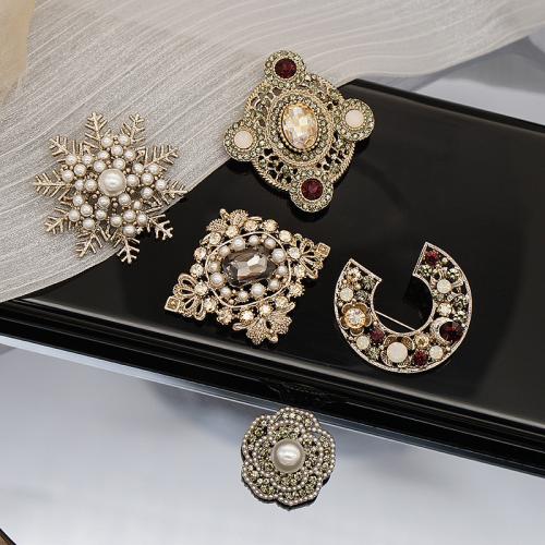 aleación de zinc broche, con Perlas plásticas, chapado en color dorado, unisexo & diferentes estilos para la opción & con diamantes de imitación, brooch length 28-50mm, Vendido por UD