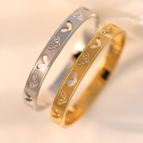 Acier titane bracelet ordinaire, coeur, pour femme & avec strass & creux, plus de couleurs à choisir, Diamètre intérieur:Environ 60mm, Vendu par PC
