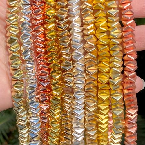 Icke-magnetisk hematit Bead, Triangle, Galvanisk plätering, DIY, fler färger för val, 7x4mm, Ca 115PC/Strand, Säljs av Strand