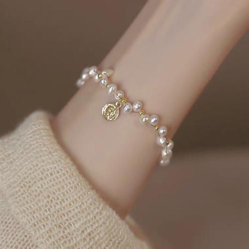 Sötvatten odlade Pearl Bracelet, Freshwater Pearl, med Mässing, Oregelbunden, guldfärg pläterade, mode smycken, vit, 4x5mm, Säljs av Strand