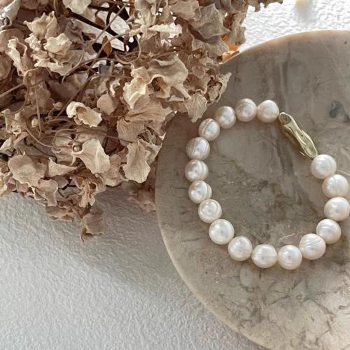 Sötvatten odlade Pearl Bracelet, Freshwater Pearl, med Mässing, Oregelbunden, guldfärg pläterade, mode smycken, vit, 8x9mm, Säljs av Strand