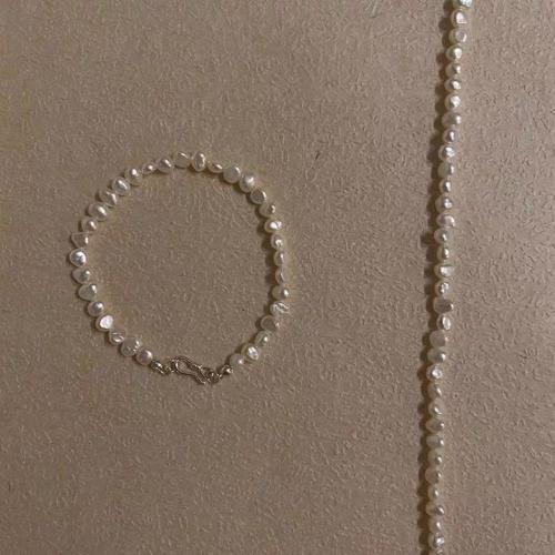 Sötvatten odlade Pearl Bracelet, Freshwater Pearl, med 925 sterling silver & Tiger Tail Wire, Barock, guldfärg pläterade, mode smycken, vit, 4x5mm, Säljs av Strand