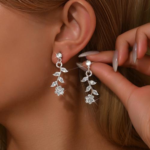 Boucle d'oreille strass, alliage de zinc, Placage de couleur d'or, bijoux de mode & avec strass, plus de couleurs à choisir, Vendu par paire