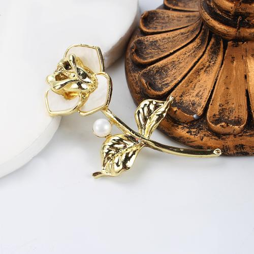 Broche de pérola de água doce, liga de zinco, with concha branca & Pérolas de água doce, cromado de cor dourada, joias de moda, Mais cores pare escolha, 26.68x14.73x63.39mm, vendido por PC