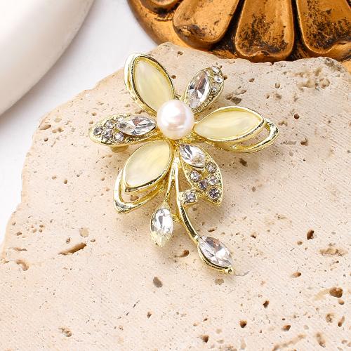 Broche perle d'eau douce, alliage de zinc, avec perle d'eau douce cultivée, Placage de couleur d'or, bijoux de mode & avec strass, plus de couleurs à choisir, 36.83x11.84x50.13mm, Vendu par PC