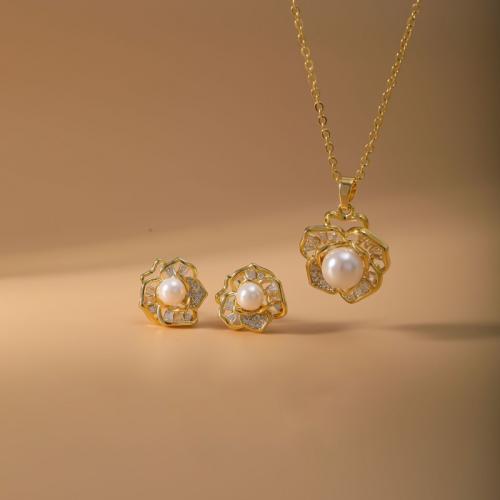 laiton parure de bijoux, Boucle d’oreille stud & collier, avec perle de plastique, fleur, Placage, 2 pièces & pavé de micro zircon & pour femme, Or, Vendu par fixé