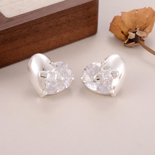 Boucles d'oreilles en laiton zircon cubique pavent, avec zircon cubique, coeur, Placage, bijoux de mode & pour femme, argent, Vendu par paire