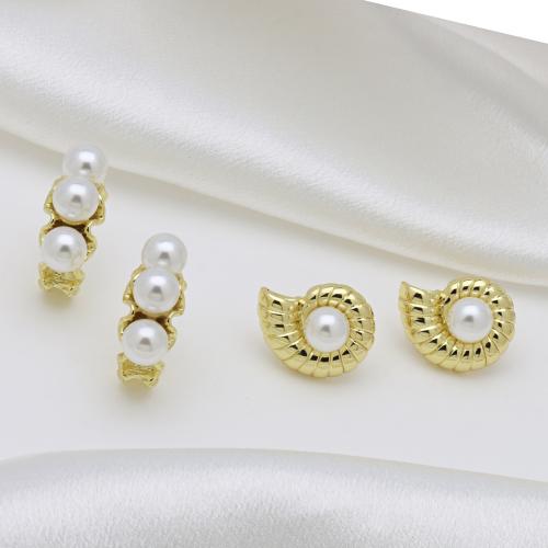 Messing oorbelknoppen, met Plastic Pearl, gold plated, verschillende stijlen voor de keuze & voor vrouw, meer kleuren voor de keuze, Verkocht door pair