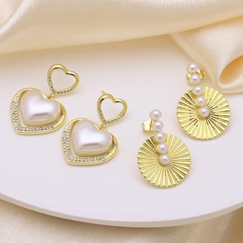 Messing Drop ørering, med Plastic Pearl, guldfarve belagt, forskellige stilarter for valg & Micro Pave cubic zirconia & for kvinde, flere farver til valg, Solgt af par