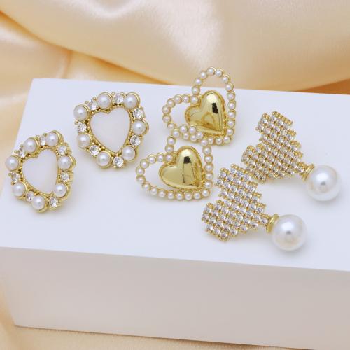 Цирконий Micro Pave латунь Серьги, Латунь, с Пластиковая жемчужина, Сердце, плакирован золотом, разные стили для выбора & Женский & с кубическим цирконием, Много цветов для выбора, продается Пара