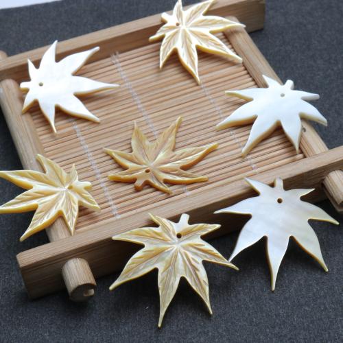 Naturliga gul Shell Halsband, Gulvingad, Maple Leaf, DIY, 27.50x25.30mm, Säljs av PC